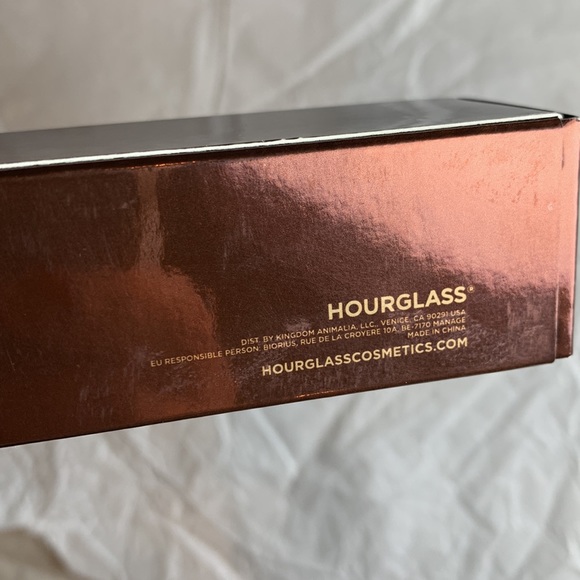 Hourglass No 1 Powder Brush - Picture 5 of 10